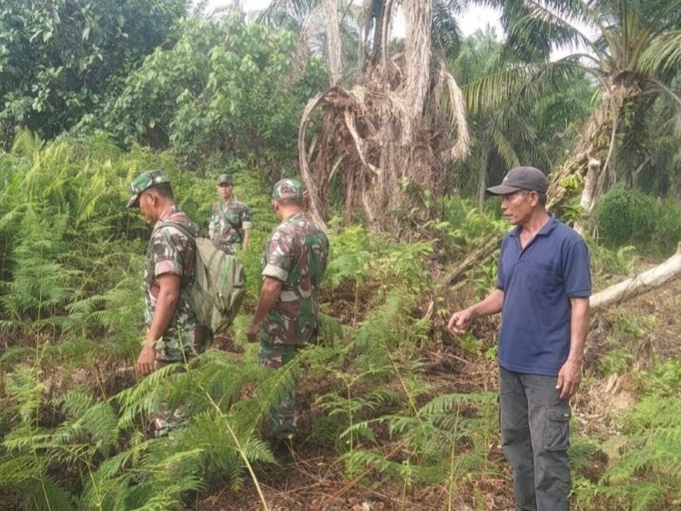 Pastikan Zero Hotspot, Koramil 0321-01/Bangko Sisir Lahan Rawan di Labuhan Tangga Besar
