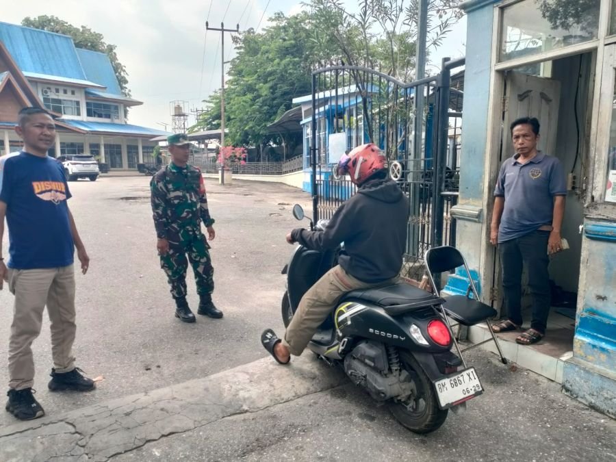 Patroli Babinsa di Pelabuhan Sei Duku Beri Rasa Aman, Buruh Kapal KM Jelatik Apresiasi Kehadiran TNI