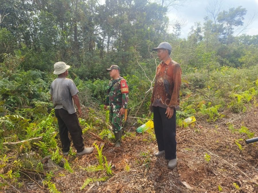 Patroli Babinsa Perkuat Kesiapsiagaan Karhutla Bersama Warga