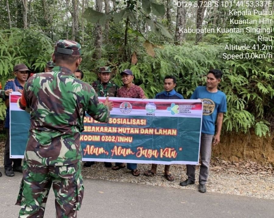 Patroli Babinsa Ramil 07/KH Perkuat Pencegahan Karhutla di Kuantan Hilir