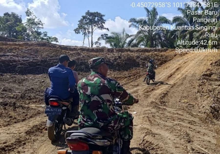 Patroli Babinsa Ramil 07/KH Perkuat Pencegahan Karhutla di Kuantan Hilir