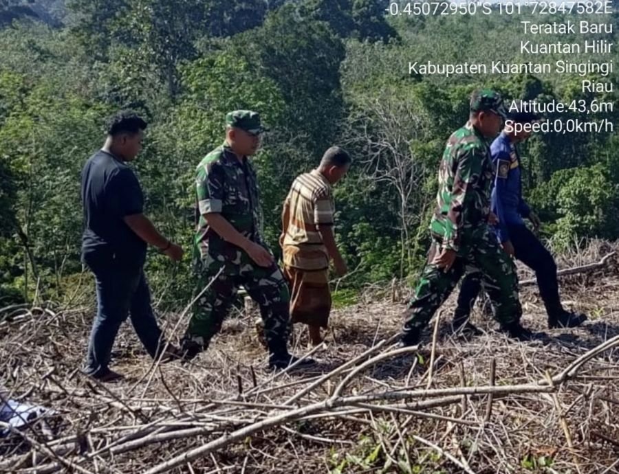 Patroli Babinsa Ramil 07/KH Perkuat Upaya Pencegahan Karhutla di Kuantan Hilir