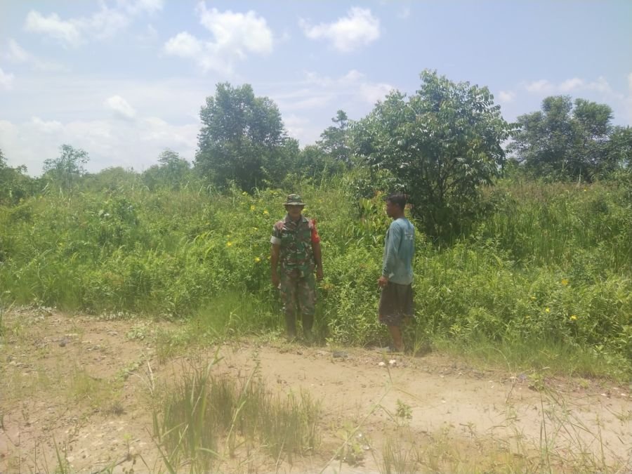 Patroli Bersama Warga, Babinsa 01/Tbh Sertu Rusmawan D Jaga Stabilitas Wilayah Binaan