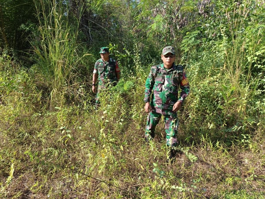 PATROLI CEGAH KARHUTLA, SERTU AWALUDDIN DAN KOPTU ADE KURNAIWAN AWASI WILAYAH DESA PETANI