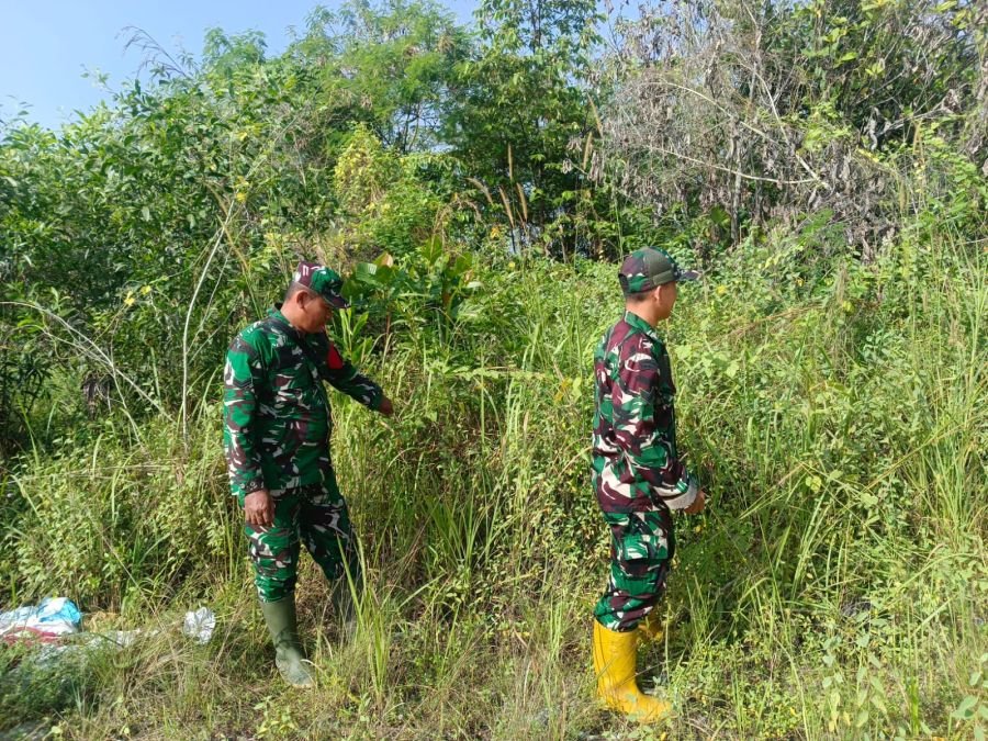 Patroli Cegah Karhutla, Sertu M. Fikri dan Sertu FS. Sihotang Awasi Wilayah Jalan Rangau