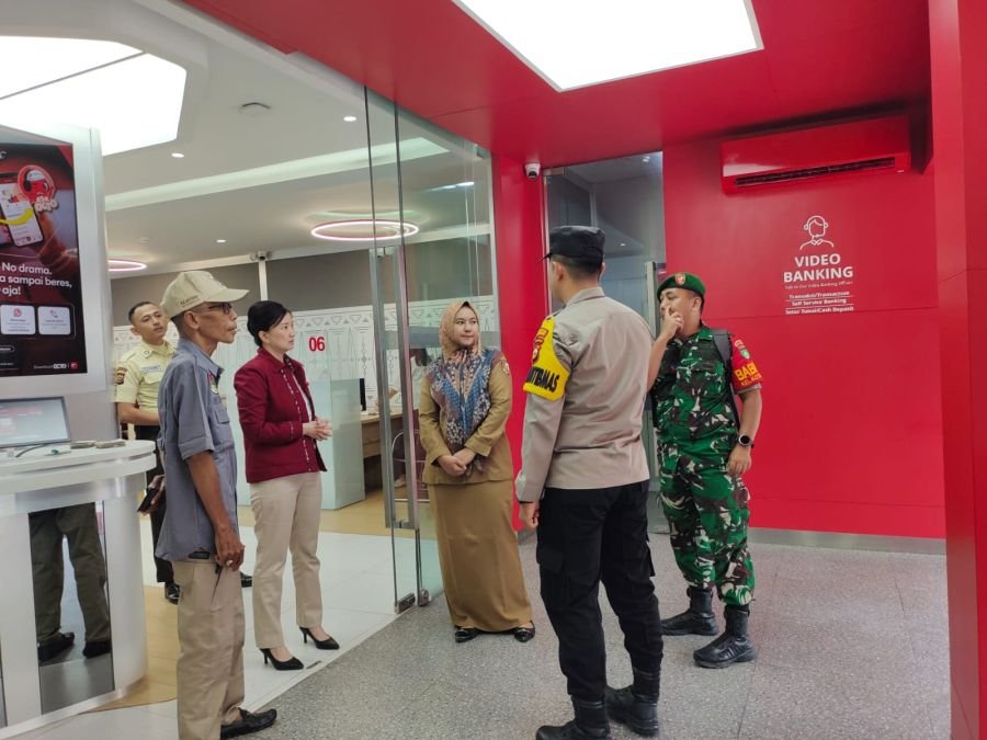 Patroli dan Komsos, Babinsa Koramil 02/Kota Perkuat Sinergi Keamanan dengan Pelaku Perbankan