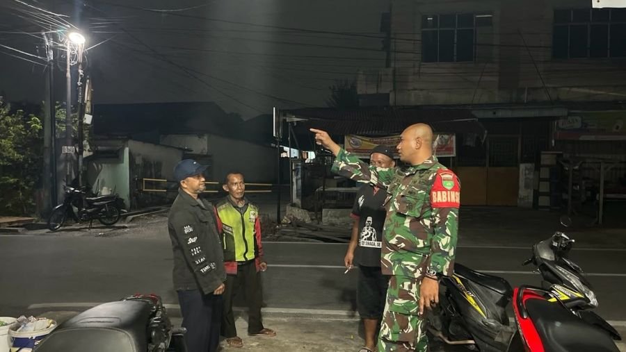 Patroli Dini Hari, Babinsa Koramil 03/Senapelan Dampingi Warga Jaga Pos Kamling