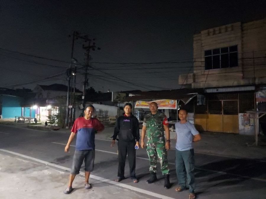 Patroli Dini Hari, Babinsa Labuh Baru Timur Perkuat Siskamling Bersama Warga