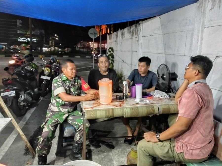 Patroli Dini Hari, Babinsa Sago Perkuat Kamtibmas dan Jalin Komsos dengan Warga