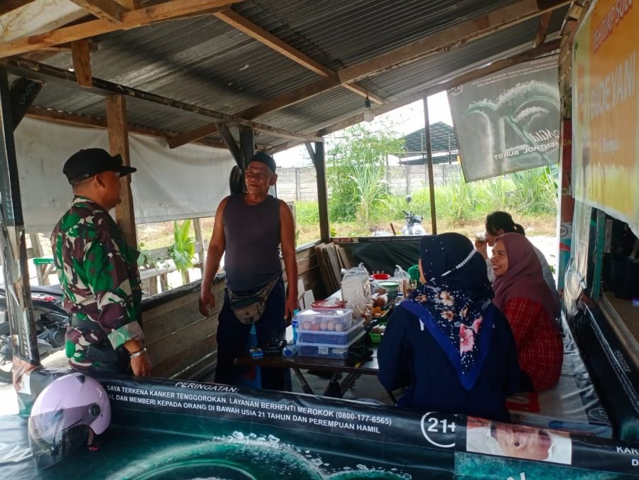 Patroli Humanis, Babinsa Koramil 02/Kota Bangun Kedekatan dengan Warga Lewat Warung Kopi