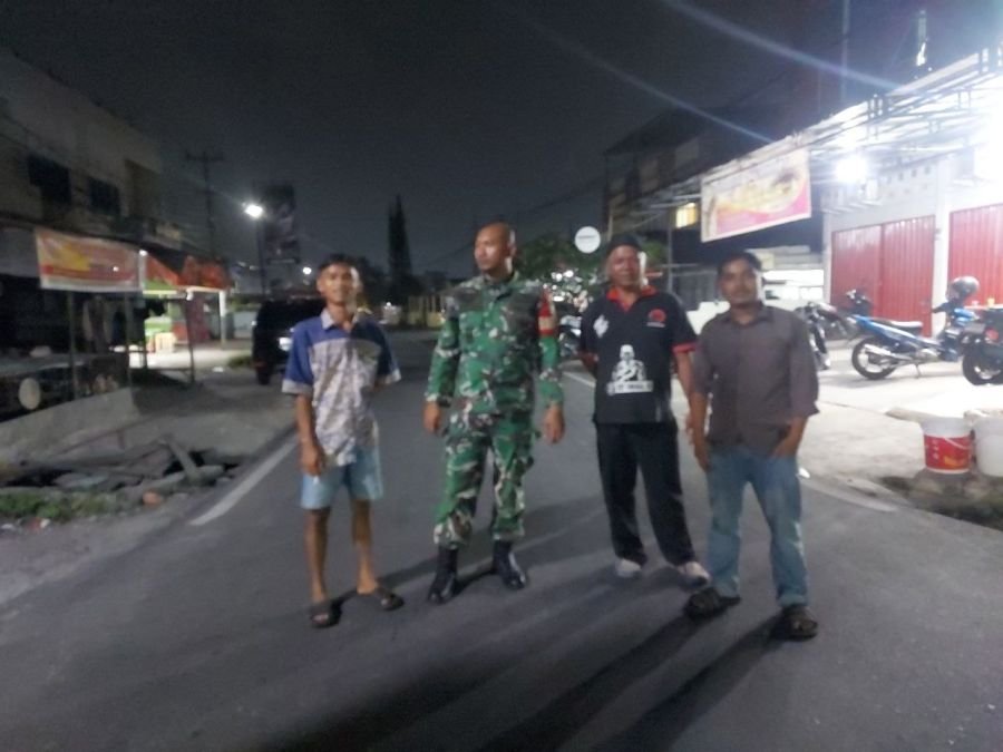 Patroli Kamtibmas Dini Hari, Babinsa Hadir Dampingi Warga Jaga Lingkungan