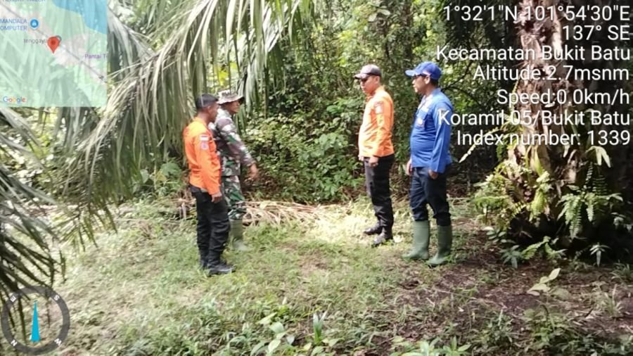 Patroli Karhutla, Babinsa Koramil 05/Bukit Batu Bersama Tim Sisir Wilayah Rawan di Desa Temiang