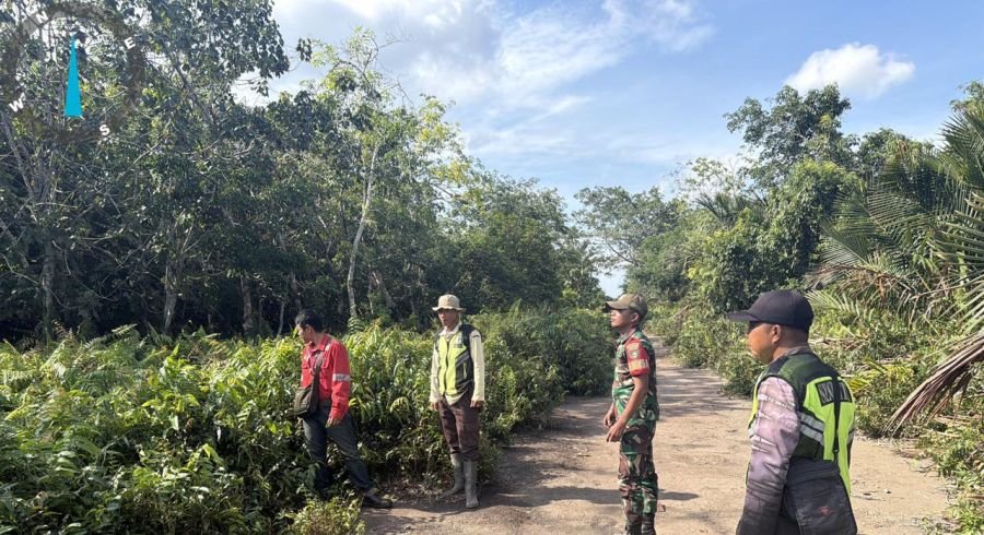 Patroli Karhutla Babinsa Koramil 06/Merbau di Selat Akar, Warga Diimbau Tidak Membakar Lahan
