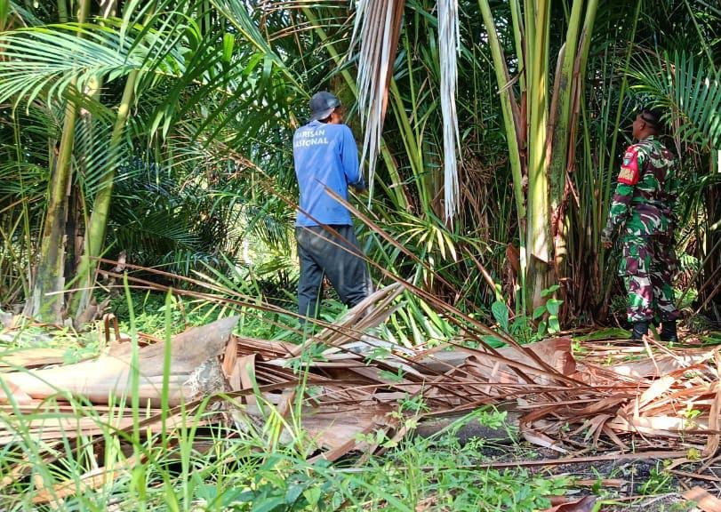 Patroli Karhutla, Babinsa Koramil 06/Merbau Perkuat Upaya Pencegahan Kebakaran Lahan