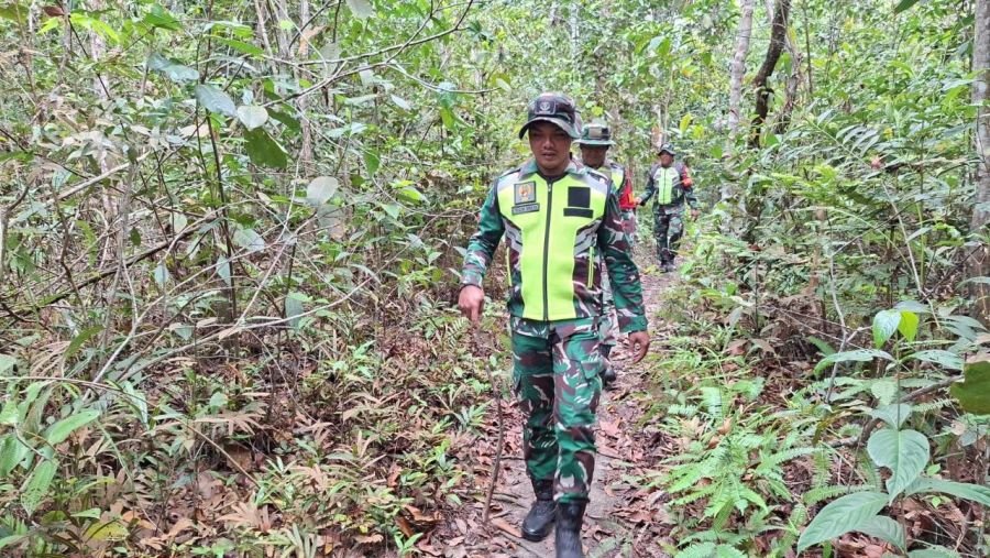 Patroli Karhutla, Babinsa Koramil 09 Singingi Jaga Wilayah Tanjung Pauh