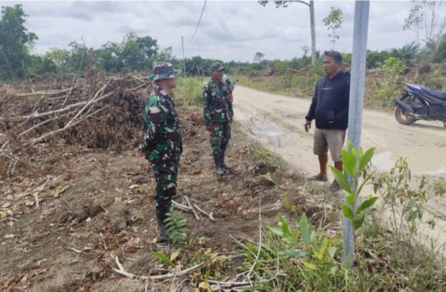 Patroli Karhutla Babinsa Koramil 09/Langgam Perkuat Upaya Pencegahan Kebakaran Hutan dan Lahan