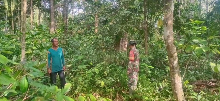 Patroli Karhutla Babinsa Merbau, Pastikan Wilayah Gambut Tetap Aman