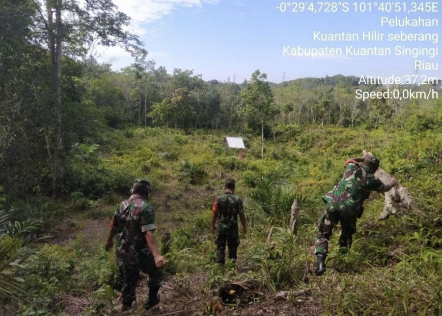 Patroli Karhutla, Babinsa Ramil 07/KH Ingatkan masyarakat Larangan Bakar Lahan