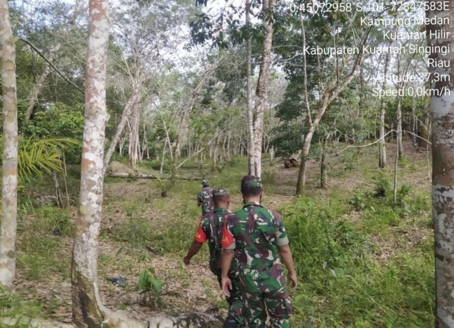 Patroli Karhutla Babinsa Ramil 07/KH Perkuat Pencegahan Kebakaran di Kampung Medan
