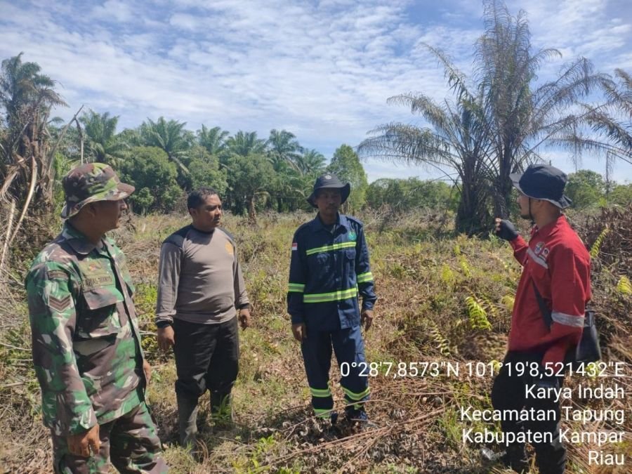 Patroli Karhutla di Wilayah Tapung, Babinsa Sampaikan Larangan Membakar Lahan dan Konsekuensinya