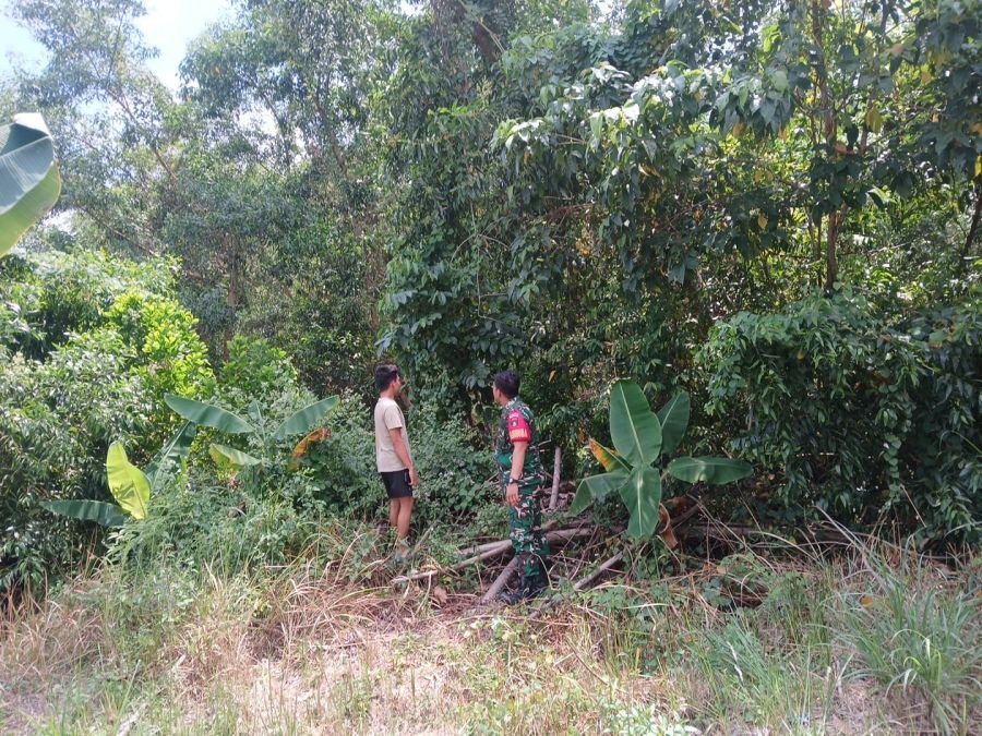 Patroli Karhutla Digencarkan, Babinsa Bersama MPA Waspadai Kebakaran Lahan di Rumbai Timur