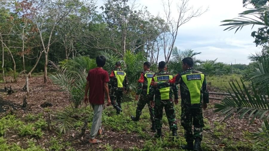 Patroli Karhutla Diperkuat, Babinsa Pantau Titik Rawan di Beringin Taluk