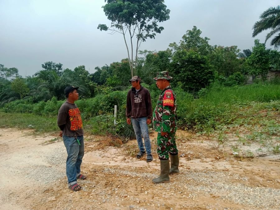 Patroli Karhutla Rutin, Babinsa Ajak Warga Tingkatkan Kewaspadaan