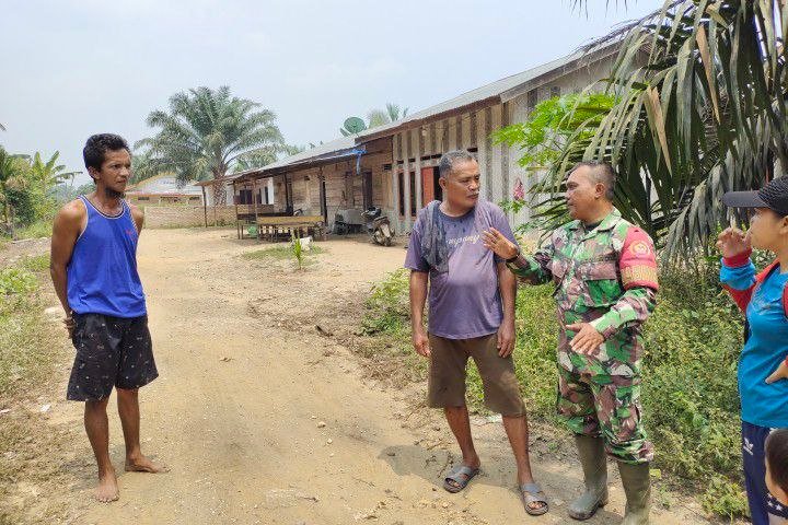 Patroli Komsos di Desa Sei Kuning, Serda Yuni Krisna Tekankan Bahaya Pembakaran Lahan
