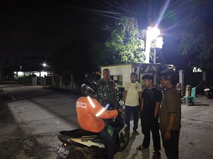 Patroli Malam, Babinsa Air Hitam Ajak Warga Tingkatkan Kewaspadaan Kamtibmas