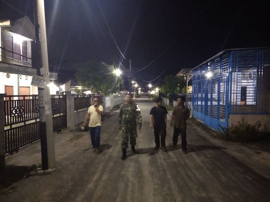 Patroli Malam, Babinsa Air Hitam Perkuat Siskamling Bersama Warga