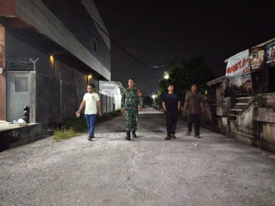 Patroli Malam Babinsa Air Hitam Perkuat Siskamling dan Kamtibmas Bersama Warga