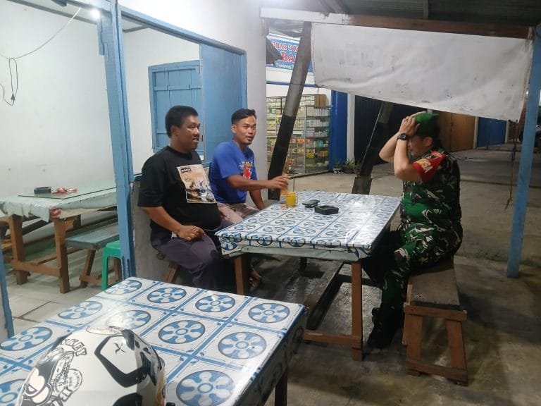 Patroli Malam Babinsa Bangkitkan Semangat Warga, Pos Kamling Jadi Benteng Pertahanan Lingkungan