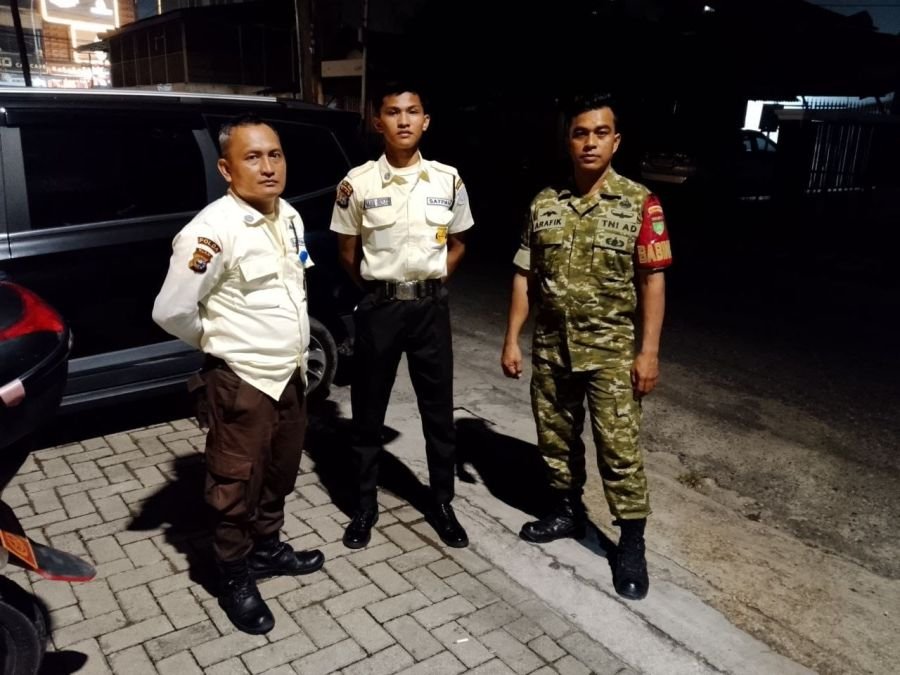 Patroli Malam, Babinsa Kampung Bandar Perkuat Sinergi dengan Petugas Security Jaga Kamtibmas