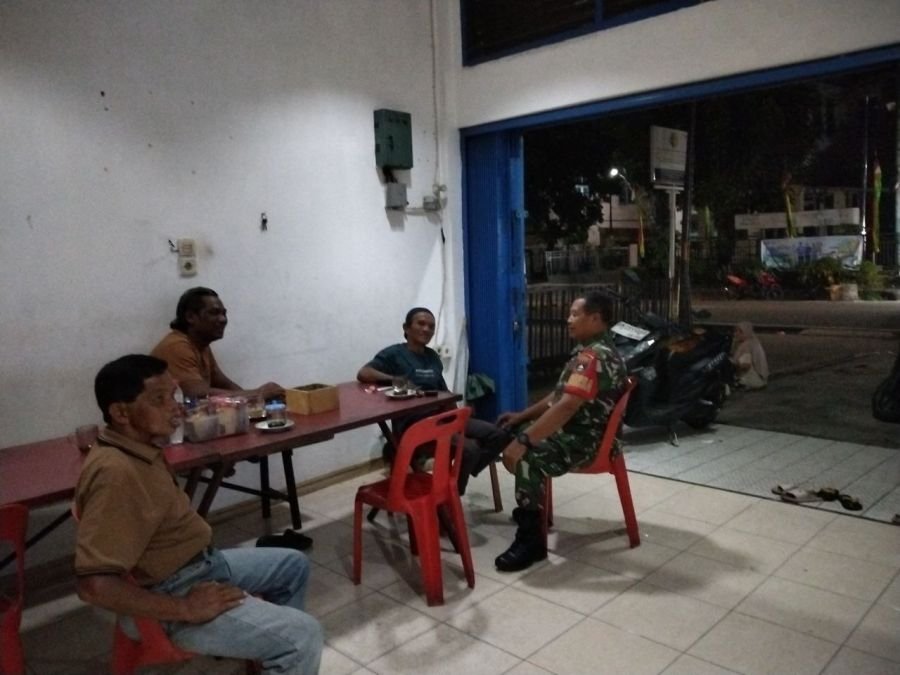 Patroli Malam Babinsa Koramil 03/Senapelan Tingkatkan Rasa Aman Masyarakat