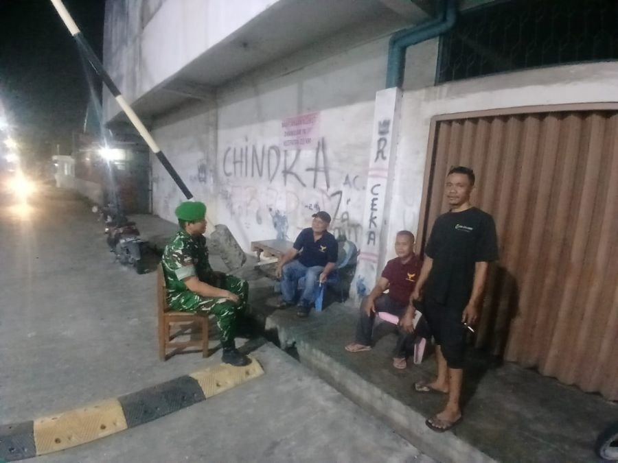 Patroli Malam, Babinsa Koramil 04/Lph Perkuat Keamanan Lingkungan Bersama Warga
