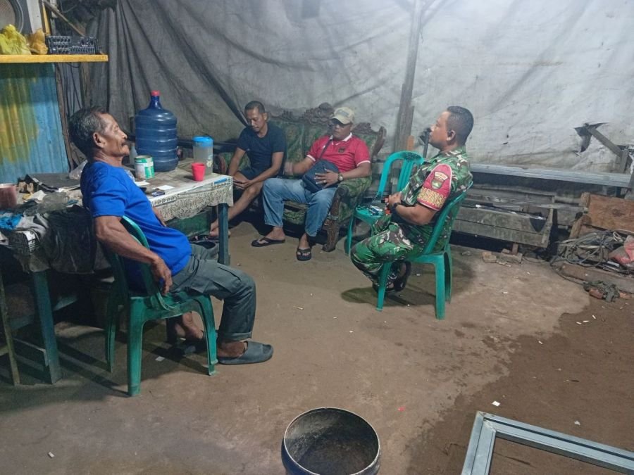 Patroli Malam, Babinsa Labuhbaru Barat Ajak Warga Tingkatkan Kewaspadaan Kamtibmas