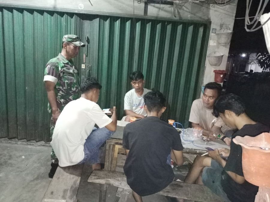 Patroli Malam Babinsa Padang Bulan, Pemuda Diajak Jadi Garda Terdepan Keamanan.