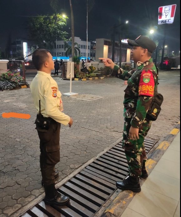 Patroli Malam, Babinsa Pratu Rivanda Rama Sambangi Security Mall Pekanbaru dan Sampaikan Pesan Kamti