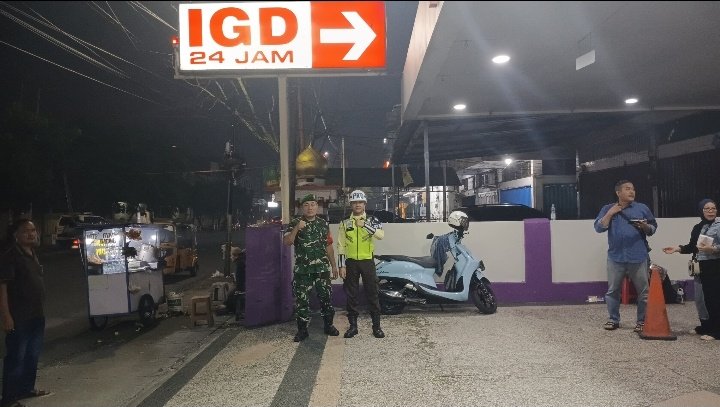 Patroli Malam, Babinsa Sukajadi Perkuat Komunikasi dengan Petugas Keamanan Rumah Sakit