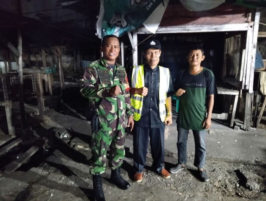 Patroli Malam Bersama Petugas Ronda, Babinsa Pastikan Pasar Cik Puan Tetap Kondusif