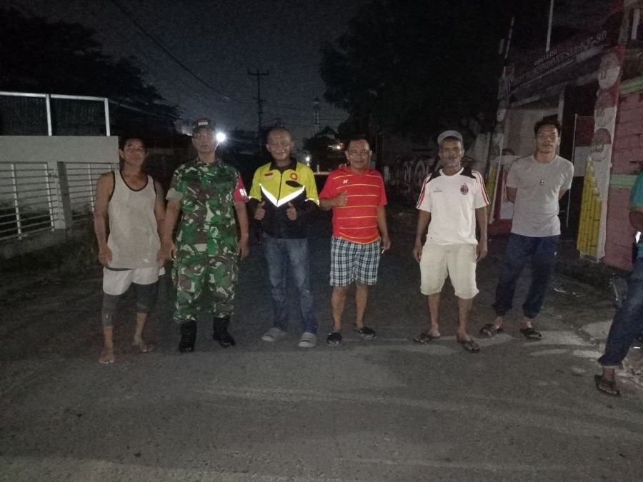 Patroli Malam Bersama Warga, Babinsa Koramil 03/Senapelan Perkuat Keamanan Lingkungan
