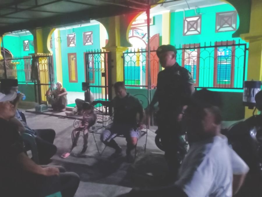 Patroli Malam Bersama Warga, Babinsa Jalin Komunikasi dan Pantau Keamanan Lingkungan