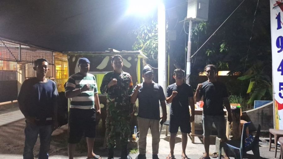 Patroli Malam Bersama Warga, Babinsa Perkuat Keamanan Lingkungan Air Hitam