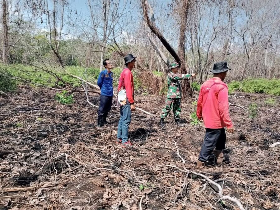 Patroli Rutin Babinsa Cegah Karhutla di Desa Pangkalan Jambi