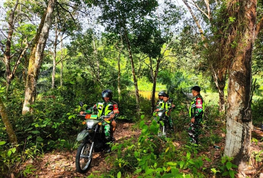 Patroli Rutin Babinsa Koramil 02/KT Perkuat Upaya Pencegahan Karhutla di Kuansing