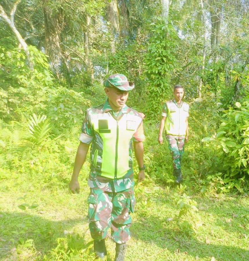 Patroli Rutin Babinsa Koramil 06/Cerenti Tingkatkan Kewaspadaan dan Cegah Karhutla di Wilayah Binaan