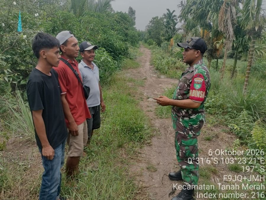 Patroli Rutin, Babinsa Tanah Merah Pastikan Wilayah Bebas Karhutla