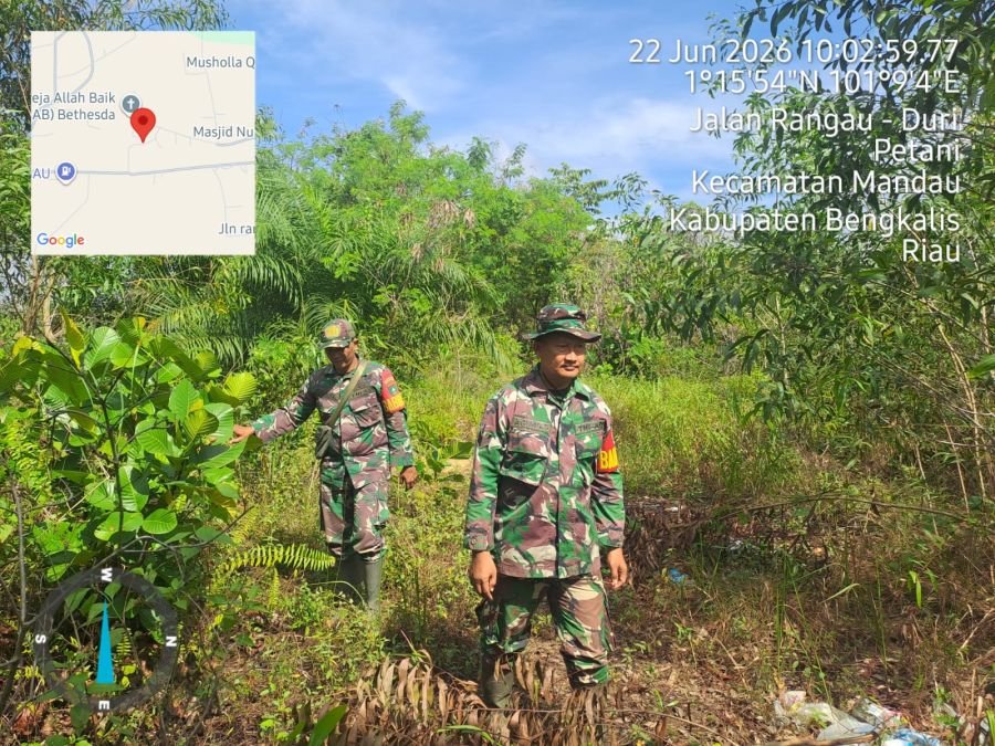 Patroli Rutin Cegah Karhutla, Serka Agung dan Sertu Joni Rafdal Awasi Wilayah Jalan Rangau-Duri