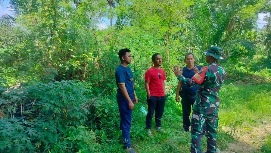 Patroli Rutin dan Edukasi Warga, Babinsa Tenayan Raya Ajak Masyarakat Bersama Cegah Karhutla