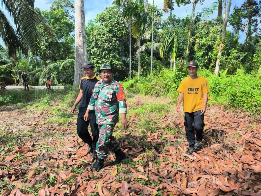 Patroli Rutin di Wilayah ,Babinsa Koramil 01/Siak Pastikan Lahan Warga Bebas dari Ancaman Karhutla
